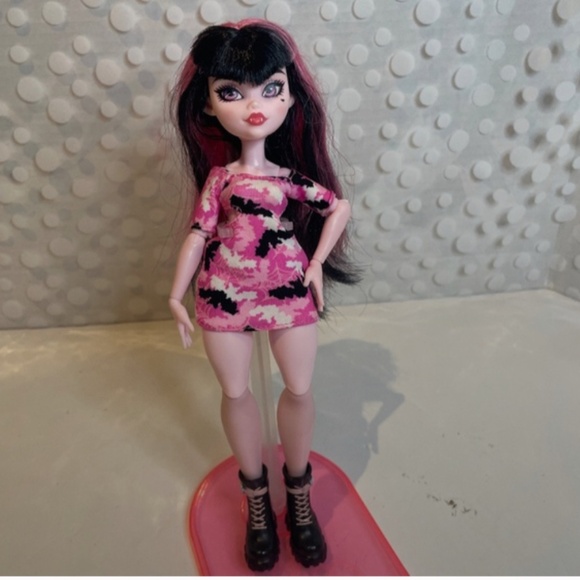 Monster High 🦇 🧛♀️Draculaura with Skulltimate Secrets closet - Picture 2 of 16